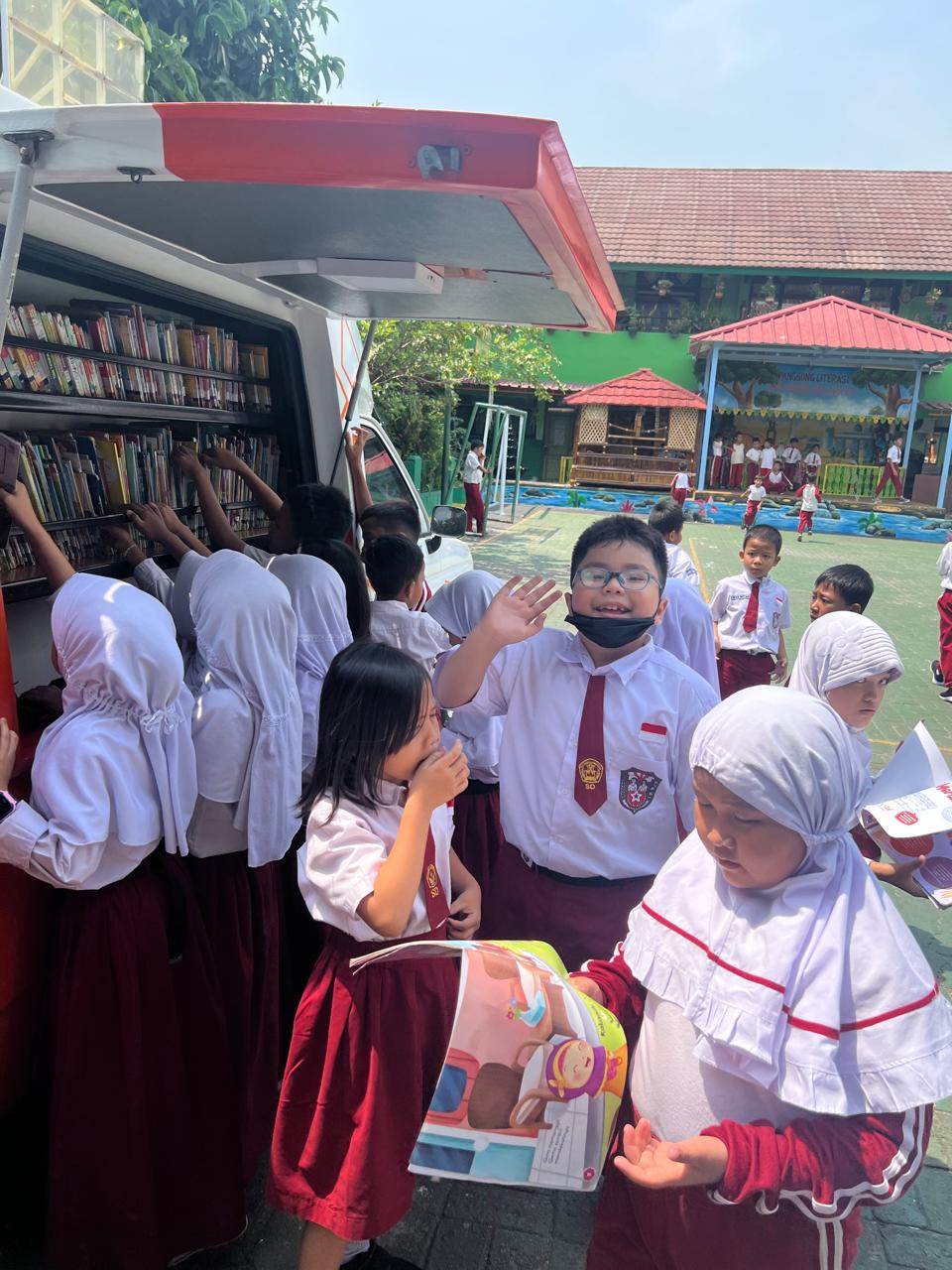 Wisata LiterAsyik Bersama SDN Pondok Kelapa 07